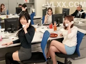 Cho cậu con trai thèm đụ của bạn thân xuất tinh đầy vào lồn của mình