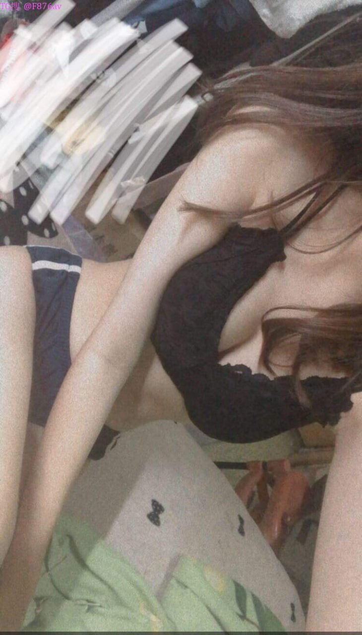 Fuck em người mẫu xe với đôi tất đen và đôi chân dài